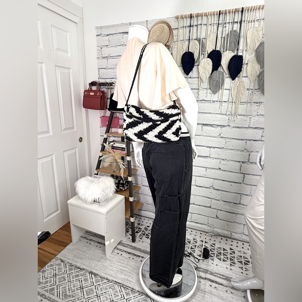 Black and Cream Chevron Shoulder Bag - Picture 10 of 11